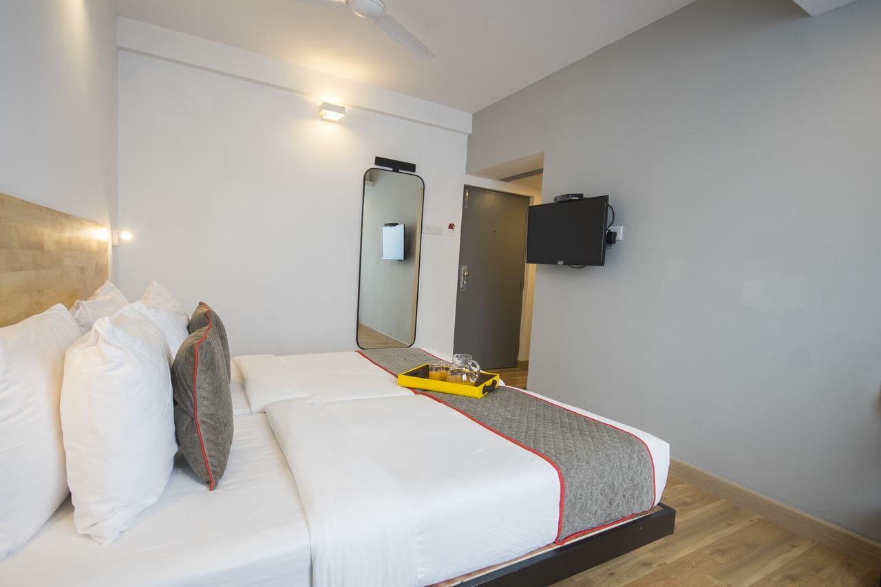 Oyo Townhouse 16 International Airport Hotel Mumbai Exterior foto